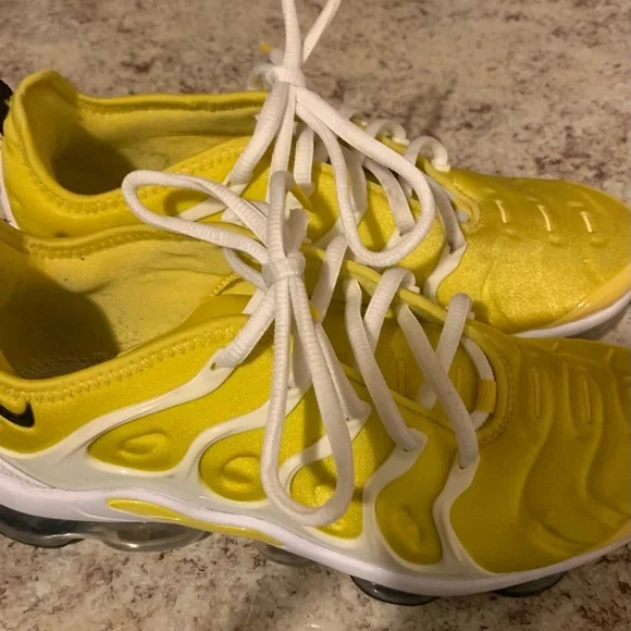 Nike Yellow and White Women's Sneakers - Picture 14 of 14